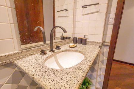 Apartamento à venda com 180m², 4 quartos e 3 vagas Apartamento à venda com 180m², 4 quartos e 3 vagasBanheiro Social