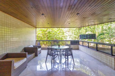 Apartamento à venda com 180m², 4 quartos e 3 vagas Apartamento à venda com 180m², 4 quartos e 3 vagasVaranda