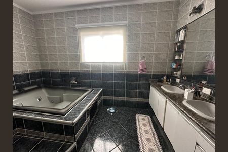 Casa de condomínio à venda com 390m², 4 quartos e 8 vagas Casa de condomínio à venda com 390m², 4 quartos e 8 vagasBanheiro