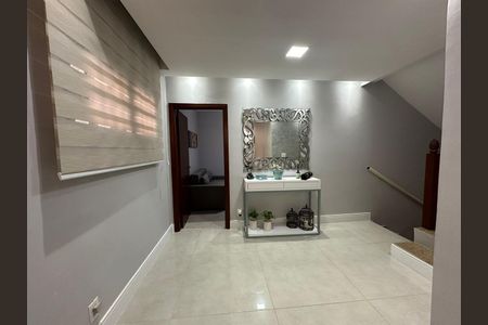 Casa de condomínio à venda com 390m², 4 quartos e 8 vagas Casa de condomínio à venda com 390m², 4 quartos e 8 vagasCorredor