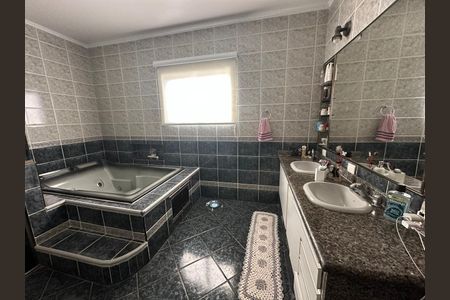 Casa de condomínio à venda com 390m², 4 quartos e 8 vagas Casa de condomínio à venda com 390m², 4 quartos e 8 vagasBanheiro