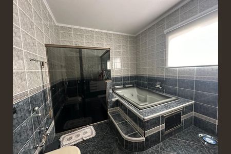 Casa de condomínio à venda com 390m², 4 quartos e 8 vagas Casa de condomínio à venda com 390m², 4 quartos e 8 vagasBanheiro