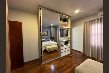 Casa de condomínio à venda com 390m², 4 quartos e 8 vagas Casa de condomínio à venda com 390m², 4 quartos e 8 vagasQuarto