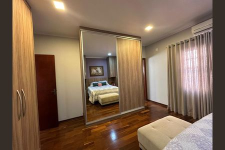 Casa de condomínio à venda com 390m², 4 quartos e 8 vagas Casa de condomínio à venda com 390m², 4 quartos e 8 vagasQuarto