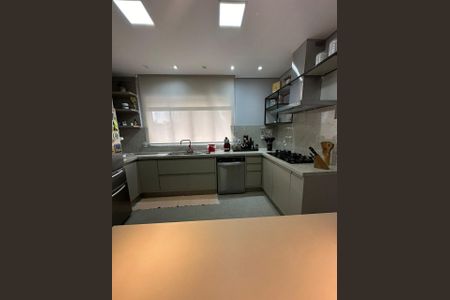 Casa de condomínio à venda com 390m², 4 quartos e 8 vagas Casa de condomínio à venda com 390m², 4 quartos e 8 vagasCozinha