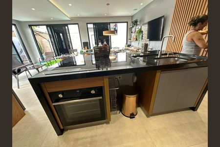 Casa de condomínio à venda com 390m², 4 quartos e 8 vagas Casa de condomínio à venda com 390m², 4 quartos e 8 vagasEspaço Gourmet