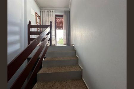 Casa de condomínio à venda com 390m², 4 quartos e 8 vagas Casa de condomínio à venda com 390m², 4 quartos e 8 vagasEscada