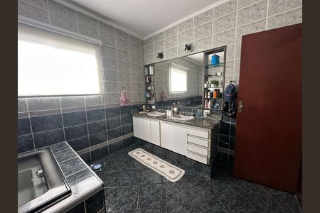 Casa de condomínio à venda com 390m², 4 quartos e 8 vagas Casa de condomínio à venda com 390m², 4 quartos e 8 vagasBanheiro