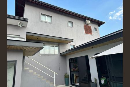 Casa de condomínio à venda com 390m², 4 quartos e 8 vagas Casa de condomínio à venda com 390m², 4 quartos e 8 vagasÁrea Externa