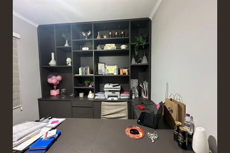 Casa de condomínio à venda com 390m², 4 quartos e 8 vagas Casa de condomínio à venda com 390m², 4 quartos e 8 vagasEscritório