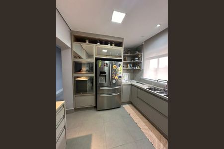 Casa de condomínio à venda com 390m², 4 quartos e 8 vagas Casa de condomínio à venda com 390m², 4 quartos e 8 vagasCozinha