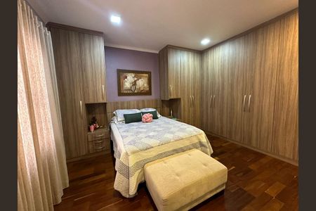 Casa de condomínio à venda com 390m², 4 quartos e 8 vagas Casa de condomínio à venda com 390m², 4 quartos e 8 vagasQuarto