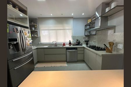 Casa de condomínio à venda com 390m², 4 quartos e 8 vagas Casa de condomínio à venda com 390m², 4 quartos e 8 vagasCozinha