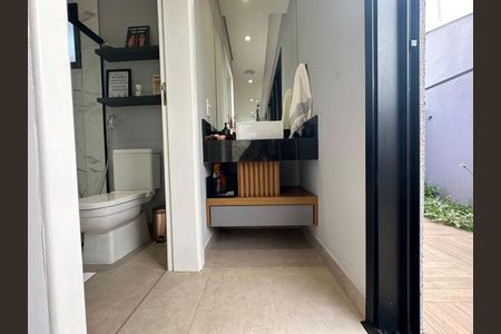 Casa de condomínio à venda com 390m², 4 quartos e 8 vagas Casa de condomínio à venda com 390m², 4 quartos e 8 vagasBanheiro