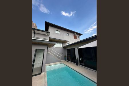 Casa de condomínio à venda com 390m², 4 quartos e 8 vagas Casa de condomínio à venda com 390m², 4 quartos e 8 vagasÁrea Externa