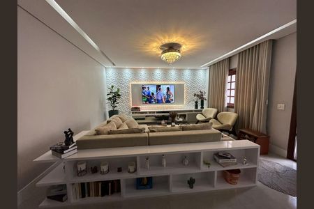 Casa de condomínio à venda com 390m², 4 quartos e 8 vagas Casa de condomínio à venda com 390m², 4 quartos e 8 vagasSala