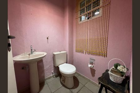 Casa à venda com 170m², 4 quartos e 2 vagas Casa à venda com 170m², 4 quartos e 2 vagasBanheiro 1