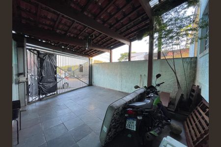 Casa à venda com 170m², 4 quartos e 2 vagas Casa à venda com 170m², 4 quartos e 2 vagasGaragem