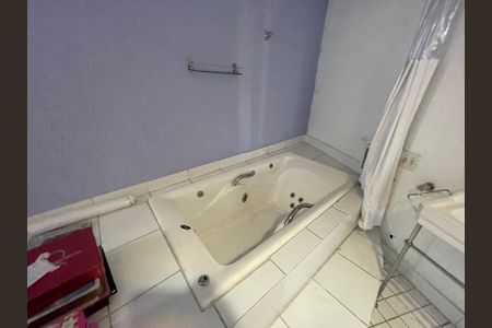 Casa à venda com 170m², 4 quartos e 2 vagas Casa à venda com 170m², 4 quartos e 2 vagasBanheiro 4