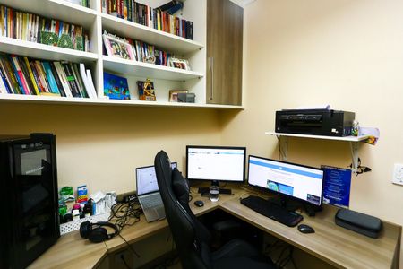 Casa à venda com 181m², 4 quartos e 4 vagas Casa à venda com 181m², 4 quartos e 4 vagasEscritório