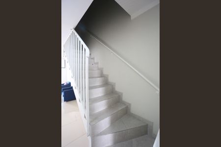 Casa à venda com 88m², 2 quartos e 2 vagasEscada