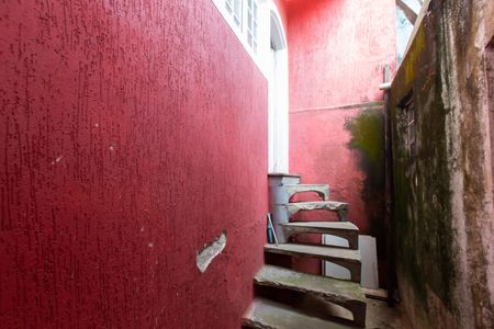 Casa para alugar com 100m², 2 quartos e 2 vagasEscada / Entrada 