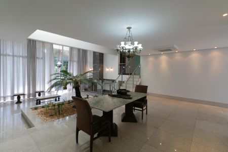 Casa à venda com 607m², 5 quartos e 10 vagasSala de Estar / Jantar