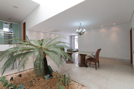 Casa à venda com 607m², 5 quartos e 10 vagasSala de Estar / Jantar