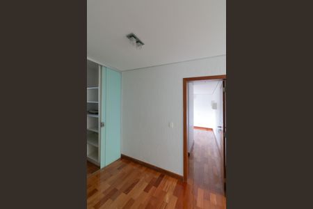 Casa à venda com 607m², 5 quartos e 10 vagasCorredor