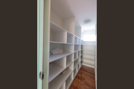 Casa à venda com 607m², 5 quartos e 10 vagasCorredor