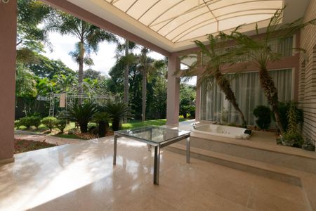 Casa à venda com 607m², 5 quartos e 10 vagasEntrada