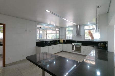 Casa à venda com 607m², 5 quartos e 10 vagasCozinha