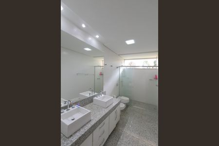 Casa à venda com 607m², 5 quartos e 10 vagasBanheiro Suite 2