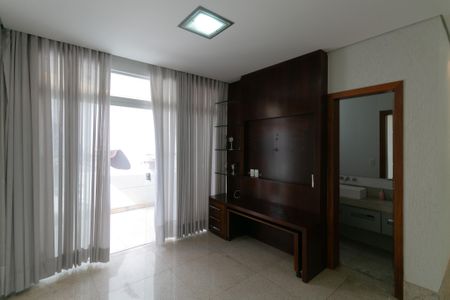 Casa à venda com 607m², 5 quartos e 10 vagasSala de TV