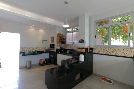 Casa à venda com 607m², 5 quartos e 10 vagasEspaço Gourmet