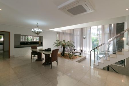 Casa à venda com 607m², 5 quartos e 10 vagasSala de Estar / Jantar