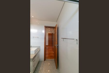 Casa à venda com 607m², 5 quartos e 10 vagasBanheiro Suite 1