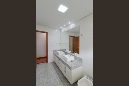 Casa à venda com 607m², 5 quartos e 10 vagasBanheiro Suite 2