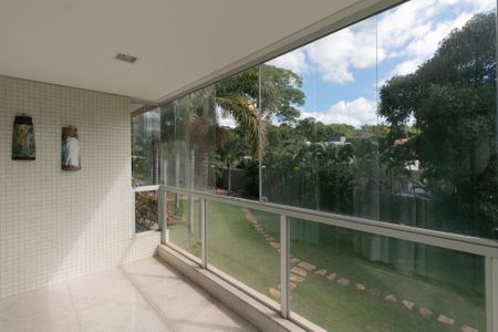 Casa à venda com 607m², 5 quartos e 10 vagasSacada Suite 2