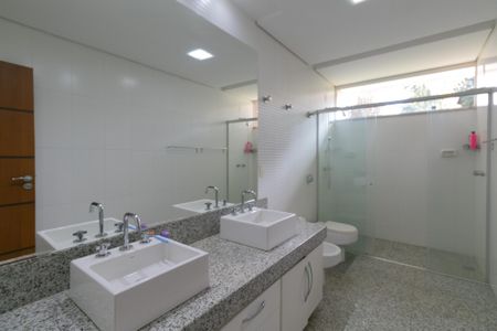 Casa à venda com 607m², 5 quartos e 10 vagasBanheiro Suite 2