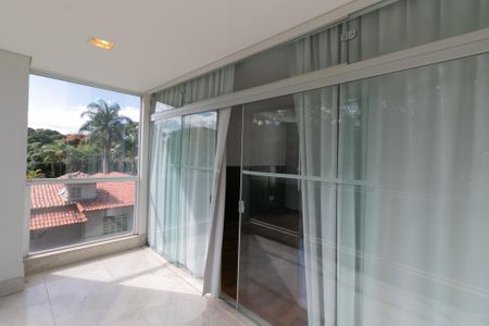 Casa à venda com 607m², 5 quartos e 10 vagasSacada Suite 2