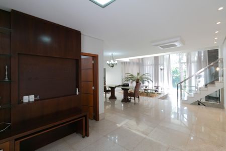 Casa à venda com 607m², 5 quartos e 10 vagasSala de TV