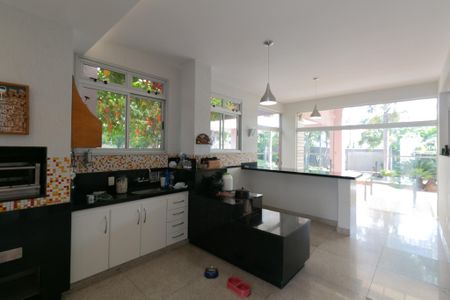 Casa à venda com 607m², 5 quartos e 10 vagasEspaço Gourmet