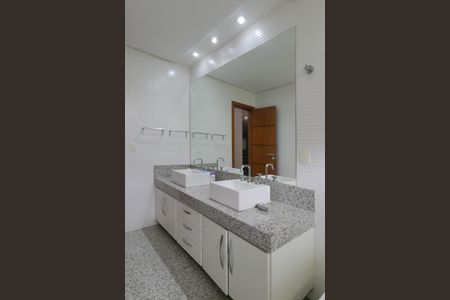 Casa à venda com 607m², 5 quartos e 10 vagasBanheiro Suite 2