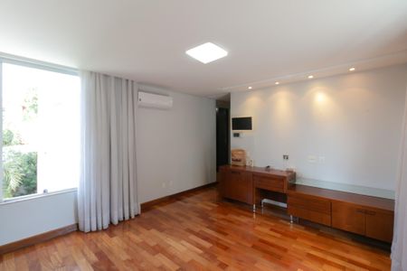 Casa à venda com 607m², 5 quartos e 10 vagasQuarto 2 Suite