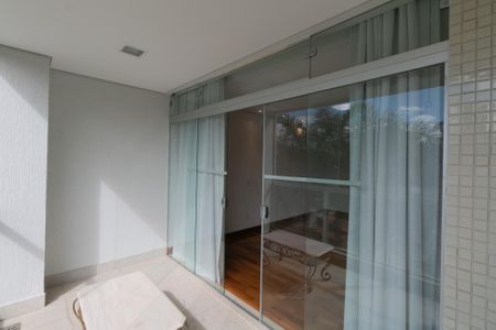 Casa à venda com 607m², 5 quartos e 10 vagasSacada Suite 1