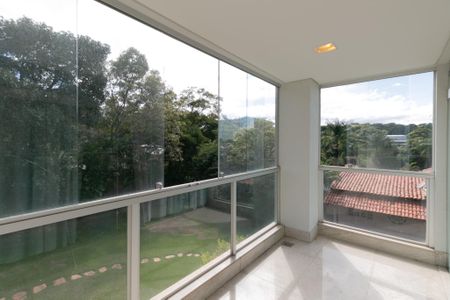 Casa à venda com 607m², 5 quartos e 10 vagasSacada Suite 2