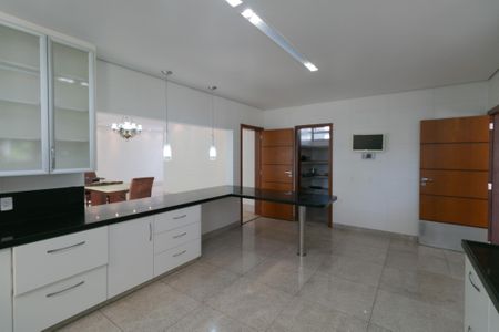 Casa à venda com 607m², 5 quartos e 10 vagasCozinha