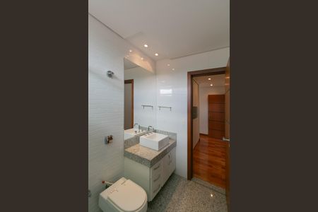 Casa à venda com 607m², 5 quartos e 10 vagasBanheiro Suite 1