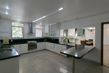 Casa à venda com 607m², 5 quartos e 10 vagasCozinha